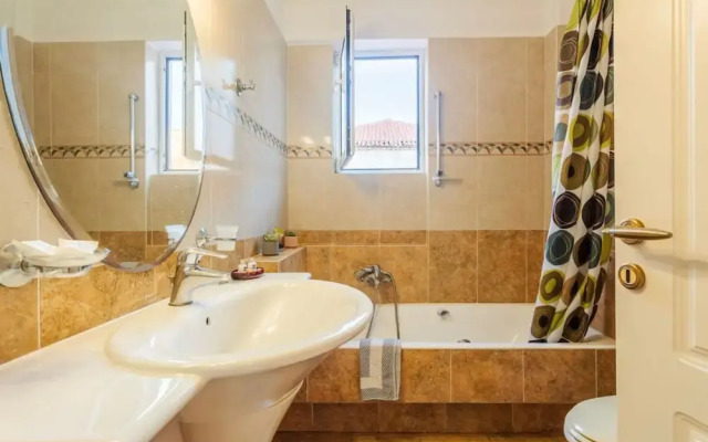 Spacious Urban Haven-family Home Perfect Location