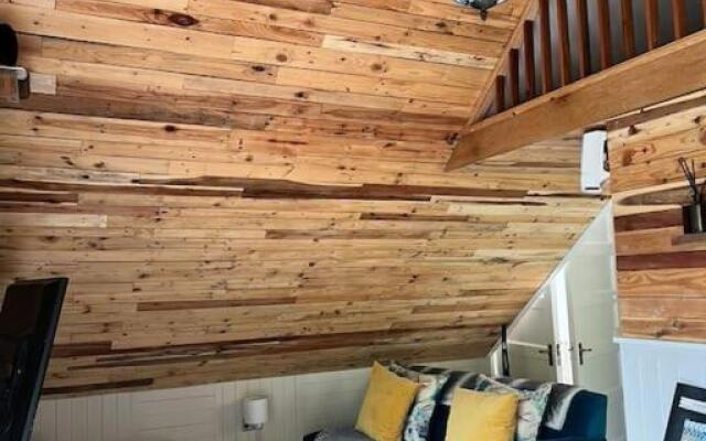 The Shed . A cosy, peaceful, 96% recycled, chalet.