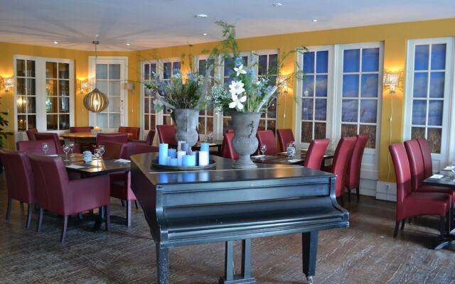 Giethoorn Villa With Modern Touch