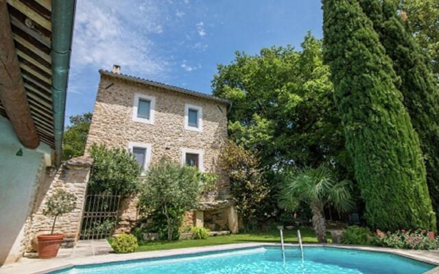 Magnificent Holiday Home with Swimming Pool in Oppede
