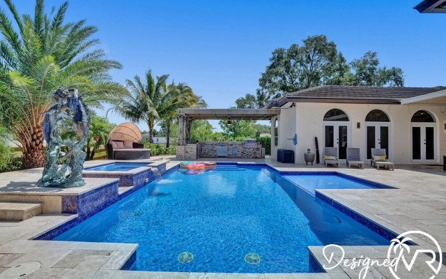 8-BR with Pool & Mini-golf & Soccer