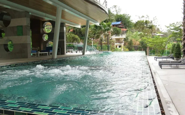 Pool Front Sexy Studio Fully Furnished Apartment