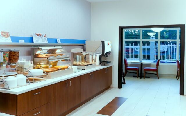 Holiday Inn Express Hotel & Suites St. Petersburg North (I-275)