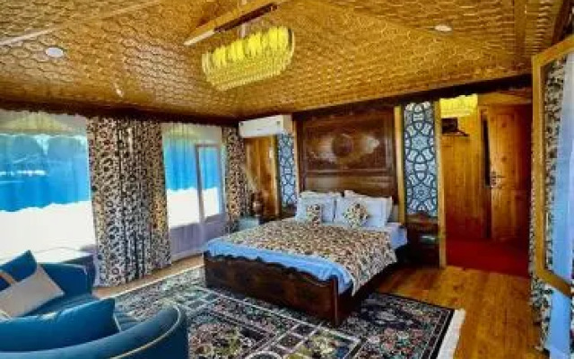 New Zenith Group of Houseboats