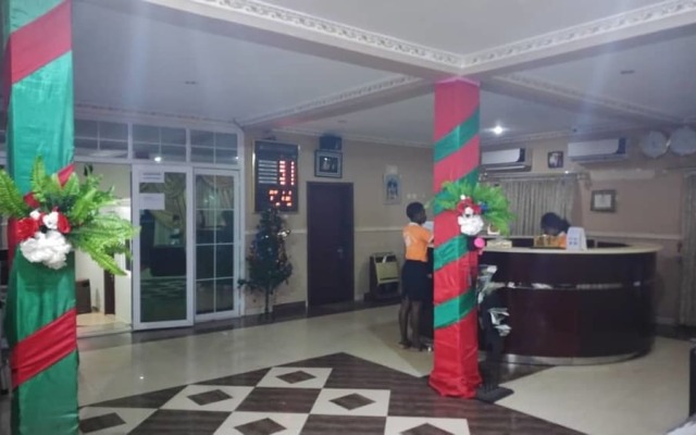 Obaa'S Golden Plaza Hotel