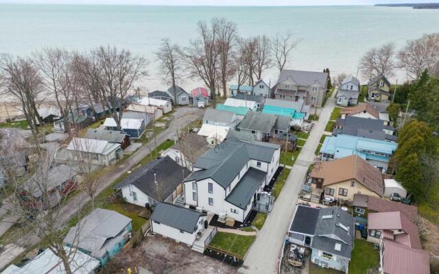 Lake Erie luxurious 2 BDR Condo with Beach access