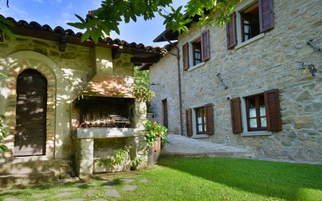 Lovely Farmhouse in Castiglione di Garfagnana with Hot Tub
