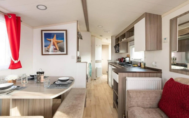 Lovely 2-bed Static Caravan in Rhyl
