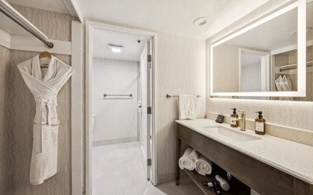 456 Embarcadero Inn & Suites