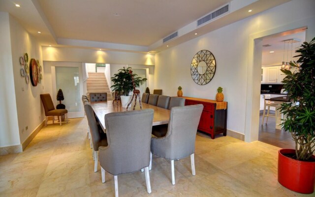 Fantastic 8-bedroom Golf-front Mansion Near the Beach