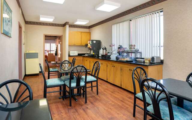 Econo Lodge Inn & Suites Forest