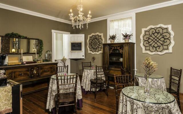 Carriage Way Inn
