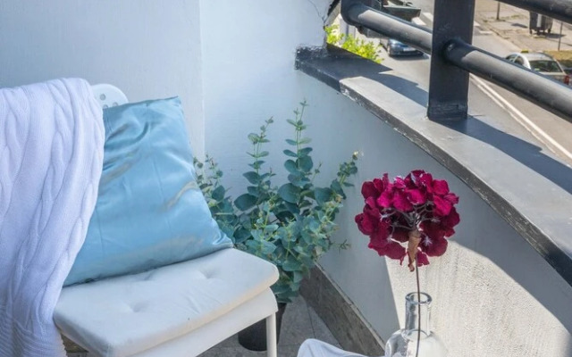 Bright and Cozy Duplex Near City Center