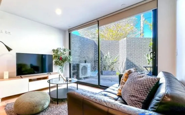 Pride Modern 2BR Apt in Bentleigh Private Garden Free Parking