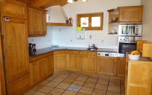 Lovely Chalet 500m From Transport