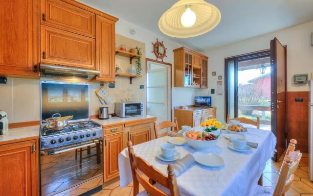 Cedar House Villa Few Minutes From Lake