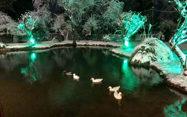 Dipla Sto Potami (Next To The River)