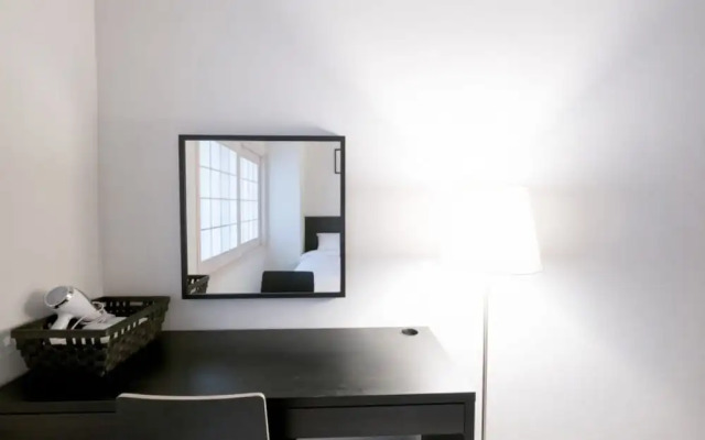 Canvas Hostel - Black