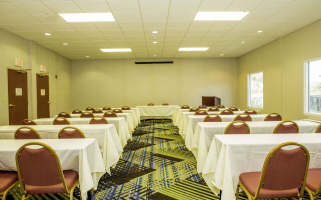 Holiday Inn Express Hotel & Suites St. Petersburg North (I-275)