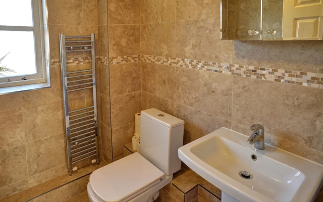 Modern & Spacious - Walk to London Excel- Parking