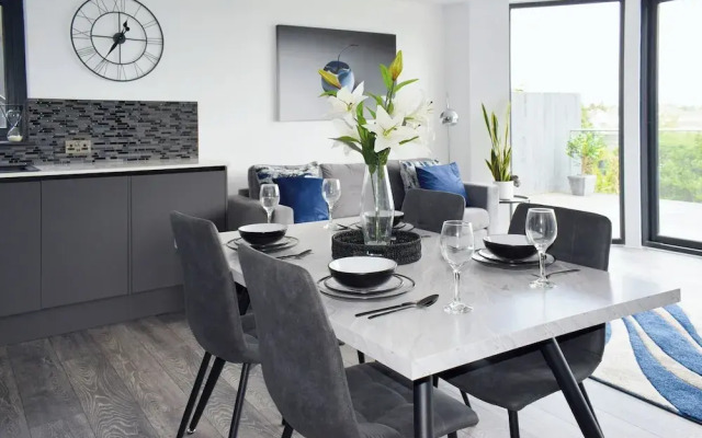 New Panoramic Riverview Apartment With Ev Plug