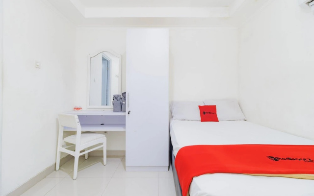 RedDoorz near Jakarta International Velodrome – Guest Rooms – Jakarta