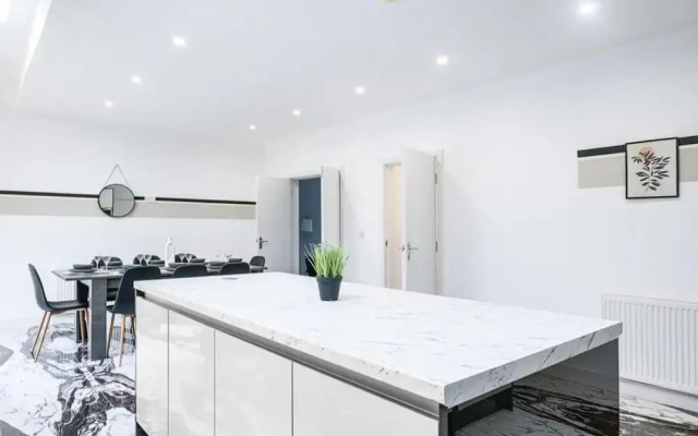Elegant 5 Bedroom House/free Parking/yard
