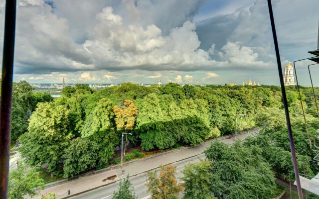 Apartments on Lesi Ukrainki blvd for 4 person