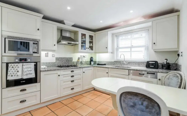 Beautiful House in Heart of Kensington