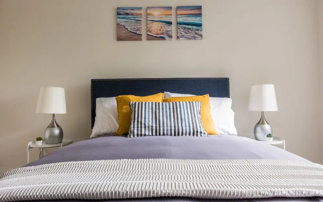 1 BR International Plaza Apt by Frontdesk