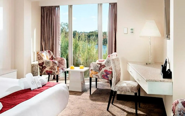 Swan River Hotel