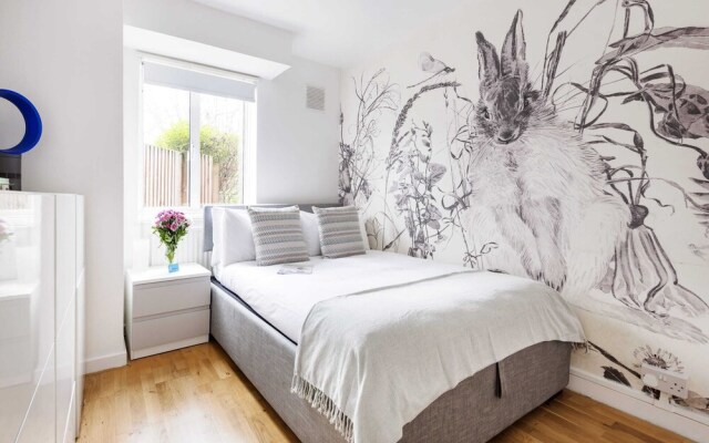 Bright and Spacious Philbeach Garden Apartment