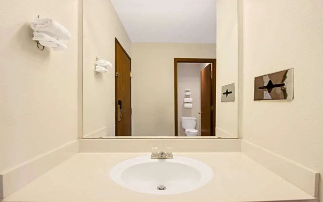 Super 8 Riverside/kansas City