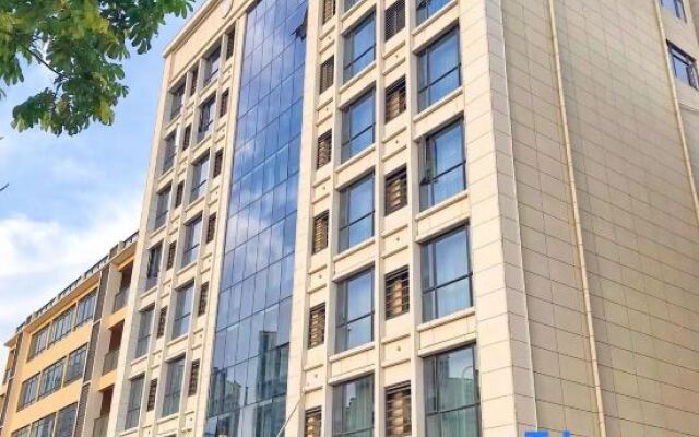 Zhongzhisheng Hotel (Zhaoqing East Railway Station Dinghushan Scenic Area)