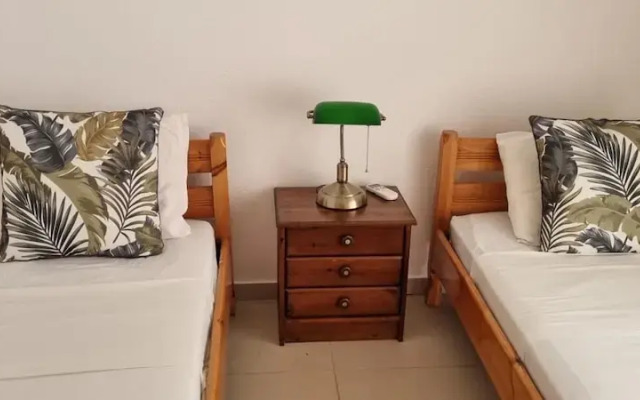 Plaka-sleeps4-parking-pool-hottub-seaviews