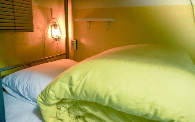 Travelholic Guesthouse - Hostel