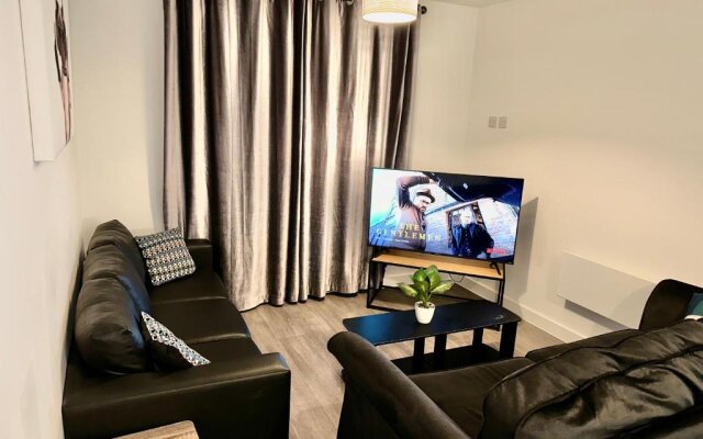 Modern 2 Bedroom Apartment - Manchester Old Trafford