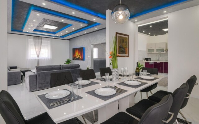 Stunning Home in Pula With Wifi and 7 Bedrooms
