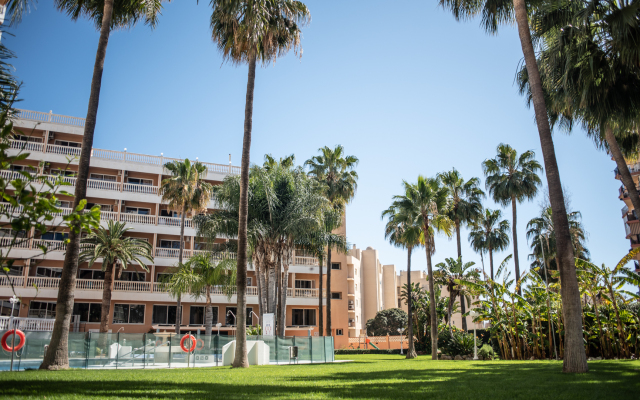 Hotel Parasol by Dorobe