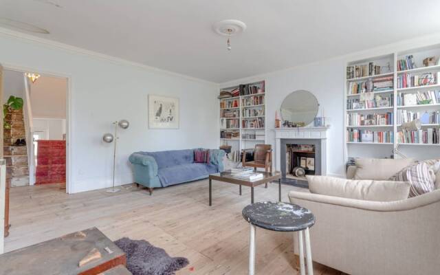 Spacious and Colourful 2 Bedroom Flat in Lambeth