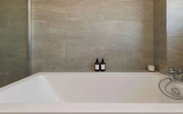 Beautifully Refurbished 4-bed Beachside Retreat