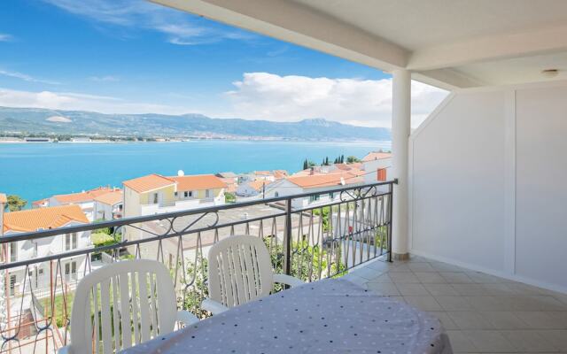 Restful Apartment in Mastrinka near Beach & Town Center