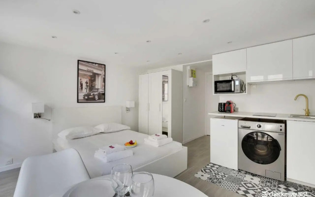 Into Paris - Marais Apartment