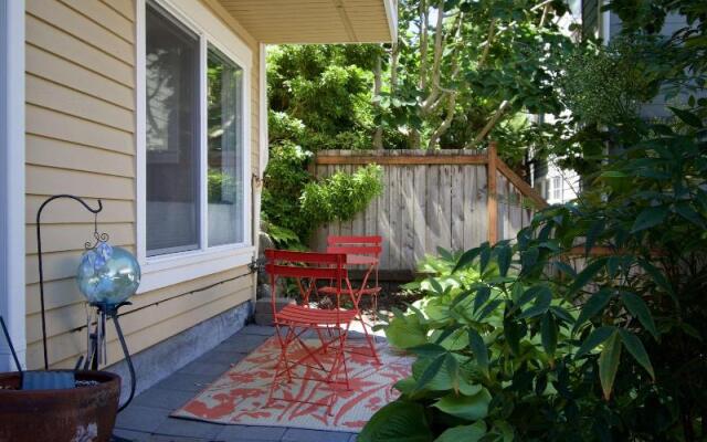 Walkable OTS Mid Century Condo-Pool