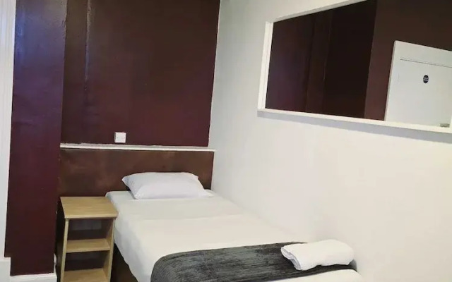 OYO Kingswood Hotel