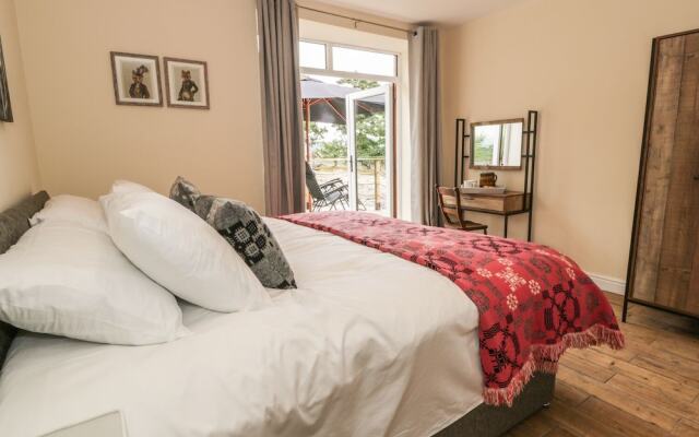 Rhianwen, Plas Moelfre Hall Barns