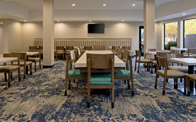 Best Western Valencia/Six Flags Inn & Suites