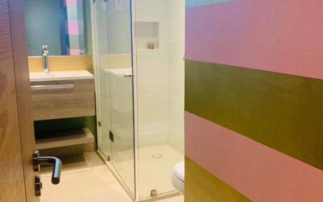 Modern Condo quiet and close to beach