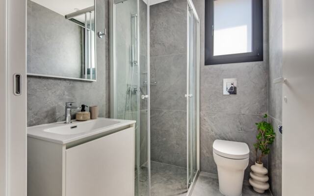 Sanders Crystal 2 - Humble 1-bdr Apt With Shared Rooftop