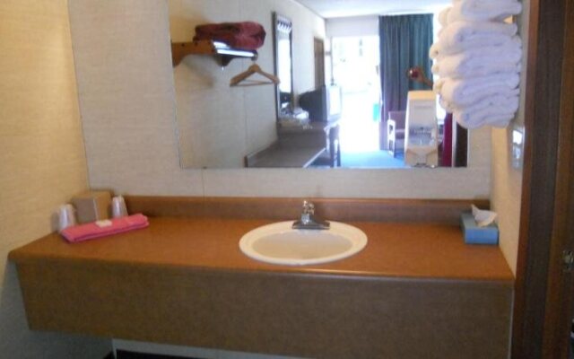 Colonial Mountain Inn